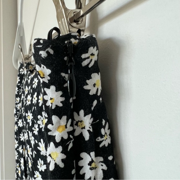 H&M Divided Black Midi Skirt Front Slit Daisy Pattern with Zipper Size 2 - Picture 3 of 4